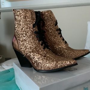 🌷 Sparkle Rose Gold Lace Up Boots 🌷 Size 8.5 🌷